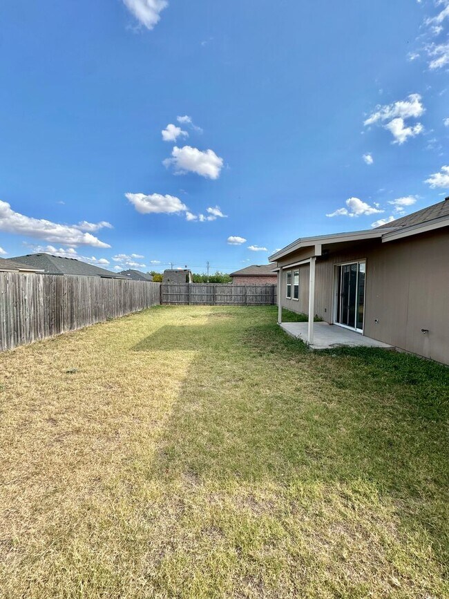 Building Photo - COMING AUGUST 2026 - 5 Bedroom Home in PaulAnn Neighborhood!
