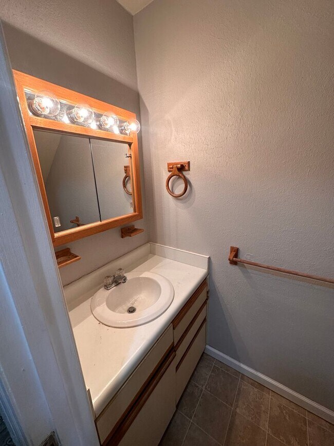 Building Photo - Gorgeous and Spacious 3 BR 1.5 BA Townhome...