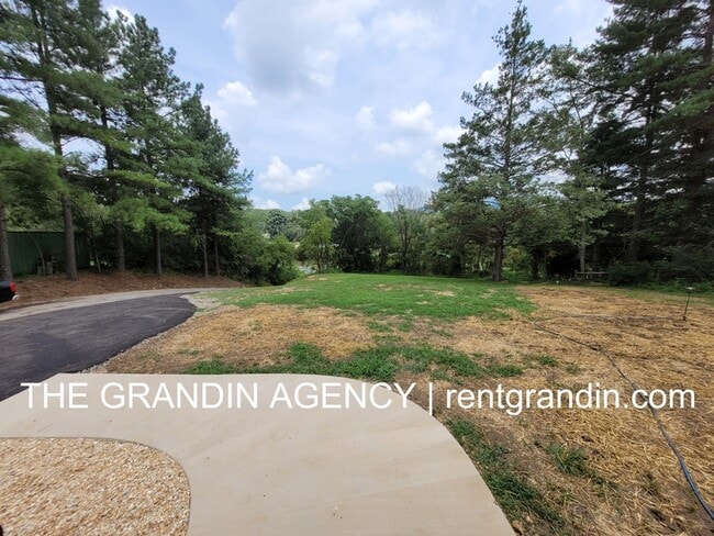 Building Photo - 8475 Cloverdale Rd