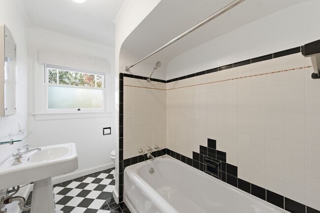 Building Photo - Spacious 2 Bed, 2 Bath Home