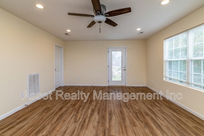 Building Photo - 923 Warrior Hill Dr