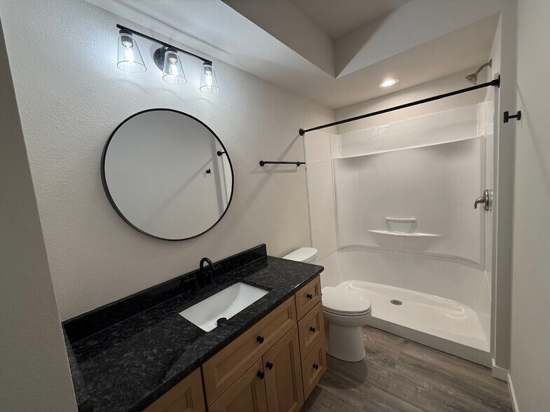 Building Photo - 5995-5995 Hanson Ct