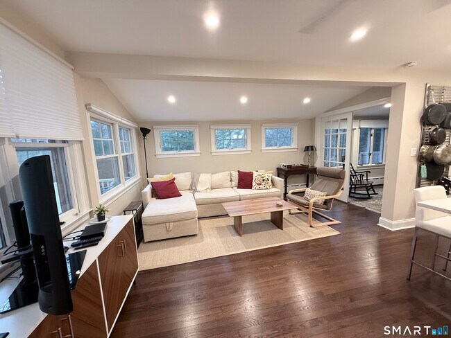 Building Photo - 14 Club Dr