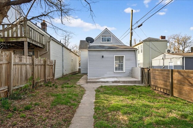 Building Photo - 4 Bedroom, 1.5 Bath house in Shelby Park, Fenced, Off-street Parking, Pets OKAY!