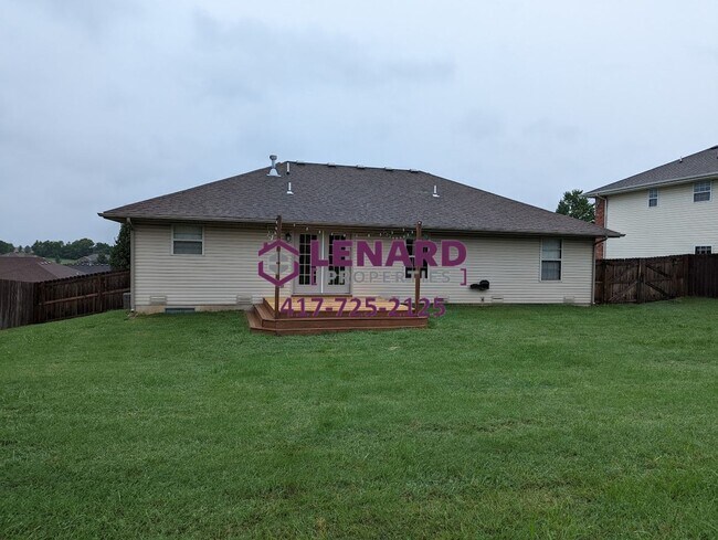 Building Photo - Spacious 3 Bedroom Home Ready for Move In!