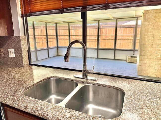 Building Photo - 7111 El Sereno Dr