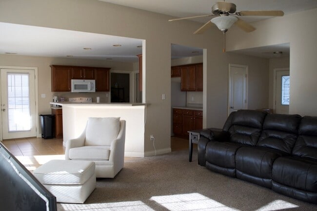 Building Photo - Nice 3 Bed 2 Bath House In Vanderveen Crossing!