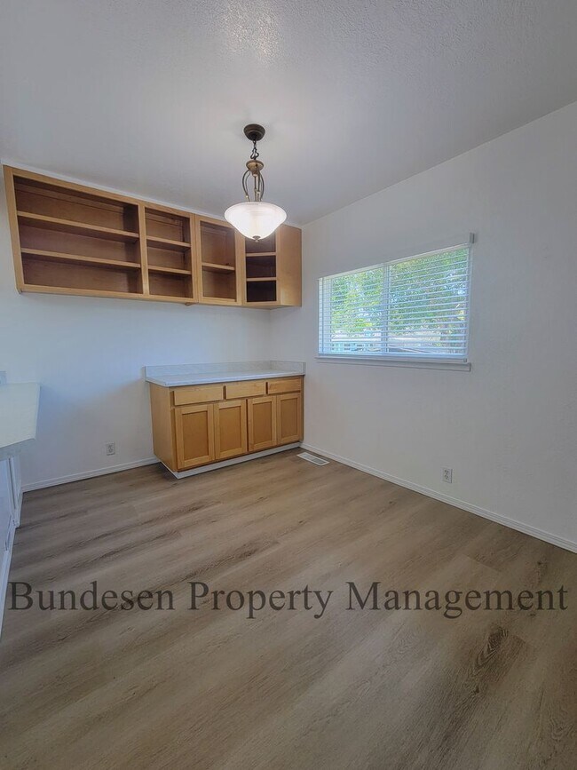 Building Photo - Spacious Westside 5BR Home in Petaluma - E...