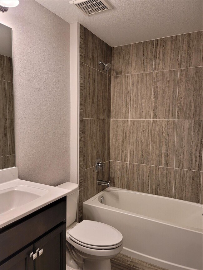 Building Photo - 459 SW Paar Dr