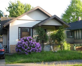 Building Photo - 843 NE 56th St