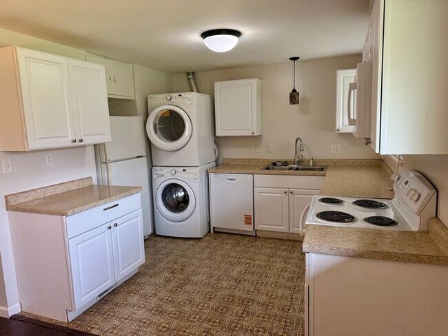 Building Photo - Charming 3 Bed, 2 Bath Ranch