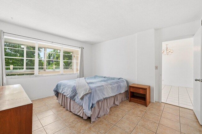 Building Photo - 1333 E Hallandale Beach Blvd