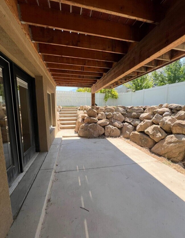 Building Photo - 2049 Sunflower Ln