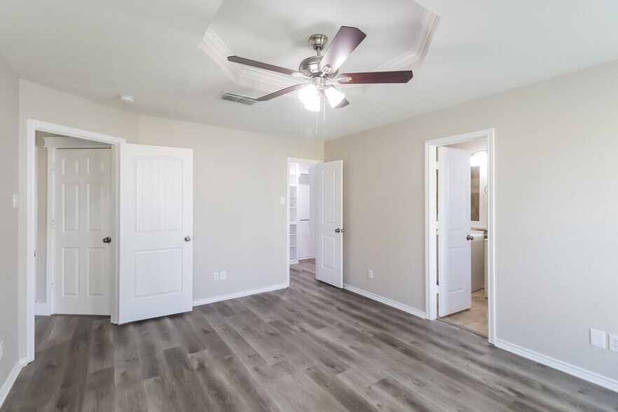 Building Photo - 601 E 6th St