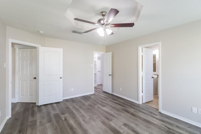 Building Photo - 601 E 6th St