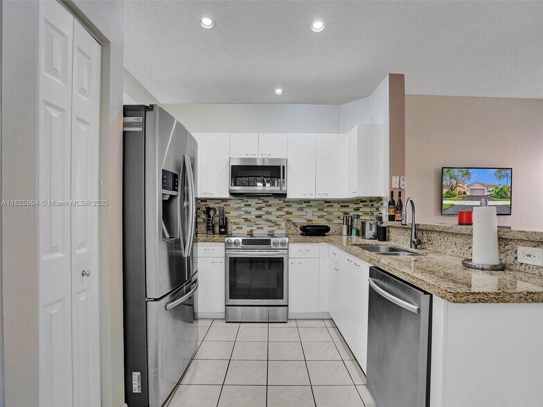 Building Photo - 938 Bluewood Ter
