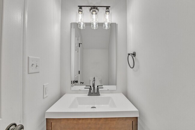 Building Photo - Fully Renovated Townhome - Downtown Wake Forest!