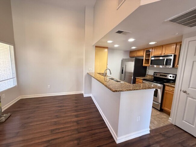 Building Photo - Beautiful 2-Bedroom Condo in Desirable Ran...