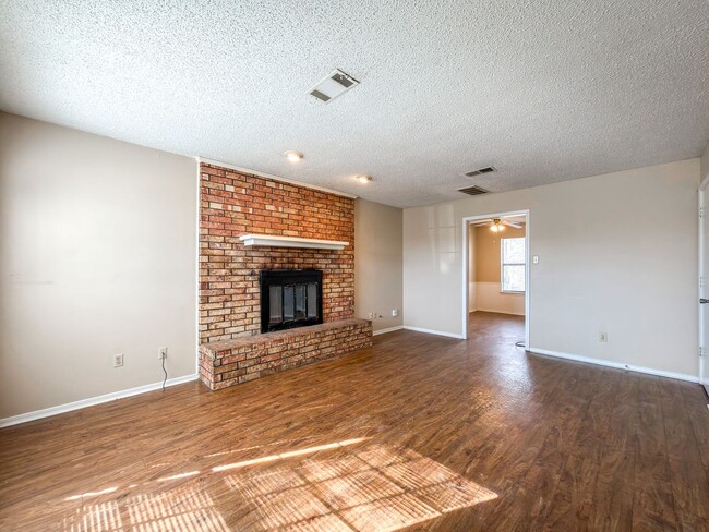 Building Photo - 8510 Harvard Dr