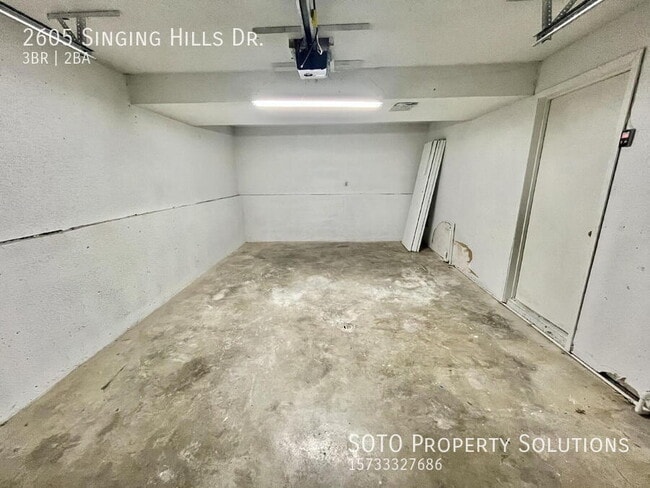 Building Photo - 2605 Singing Hills Dr