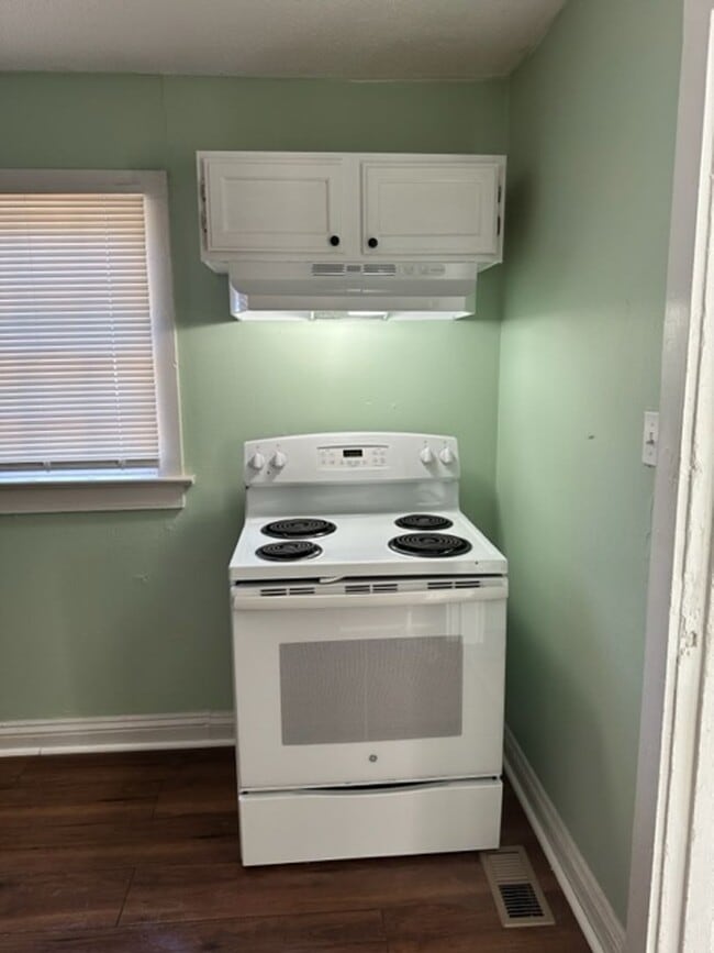 Building Photo - 1 bedroom - Bath