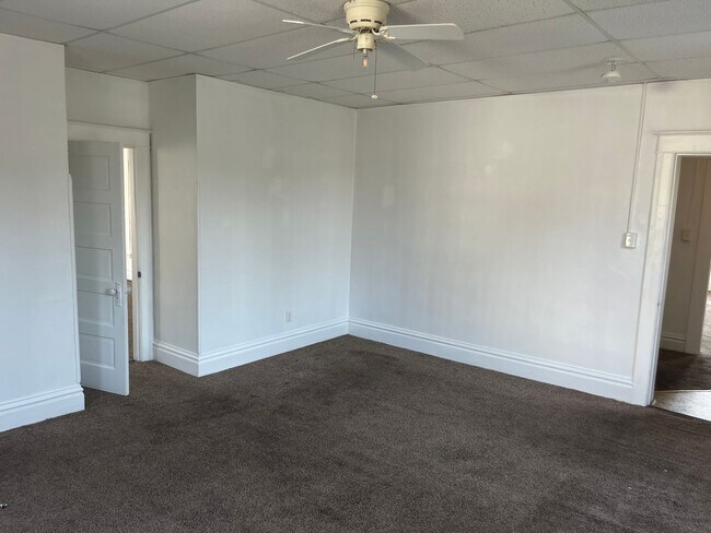 Building Photo - 415-417 W Washington St