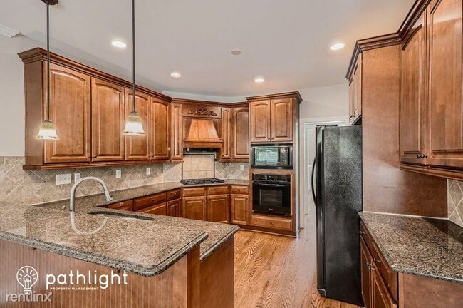 Building Photo - 6 br, 4 bath House - 102 Sandisfield Dr UNIT