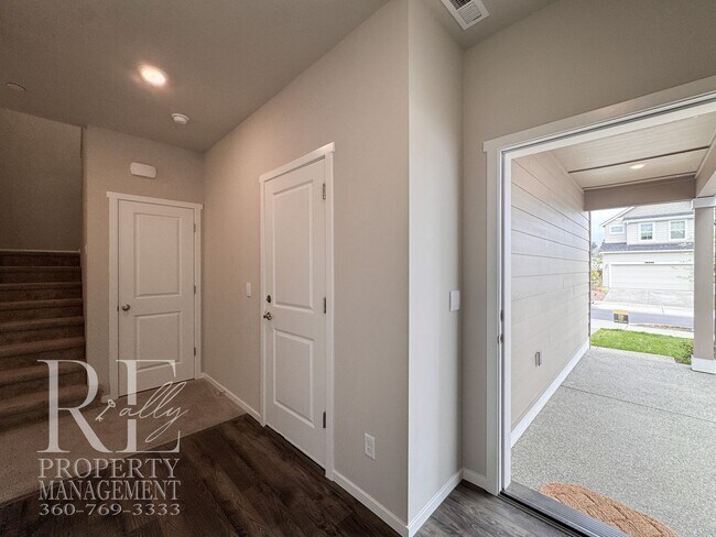 Building Photo - Bright 2024-Built Home with Modern Finishes & Fully Fenced Yard