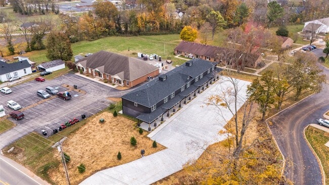 Building Photo - 913 W 9th St