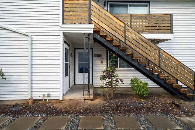 Building Photo - Remodeled 2 bedroom! $1000 VISA GIFTCARD AT MOVE IN!