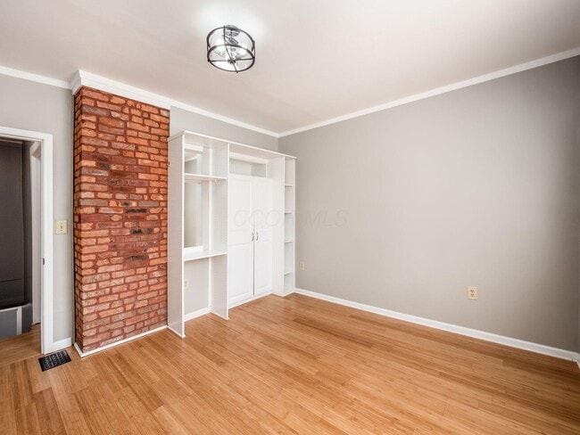 Building Photo - 574 Seymour Ave
