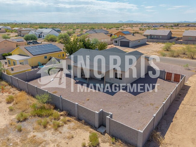 Building Photo - Beautiful Upgraded Home with Furnishings i...