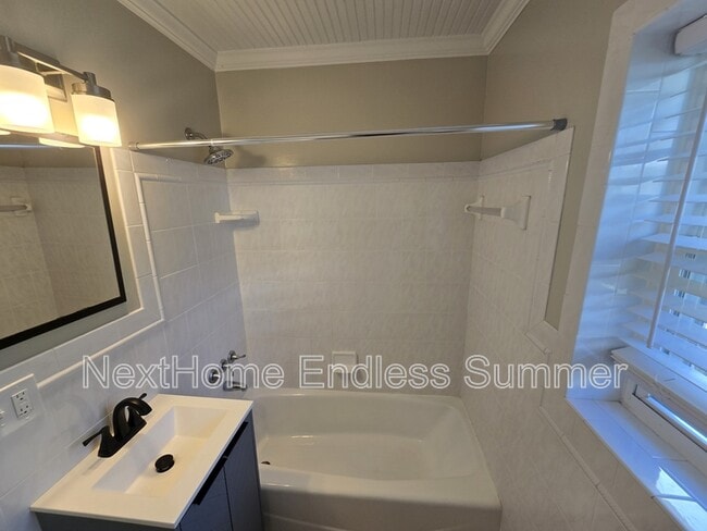 Building Photo - 4045 Bunnell Dr
