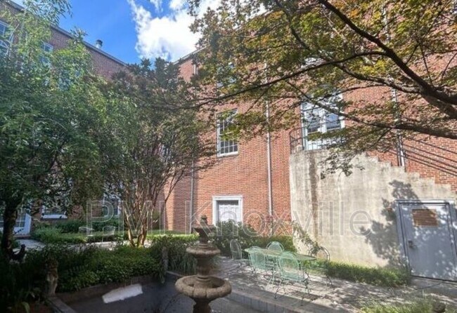 Building Photo - 523 N Bertrand St