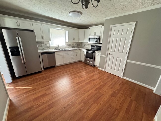 Building Photo - 3 Bedroom, 2 Bathroom- House in Silver Creek!