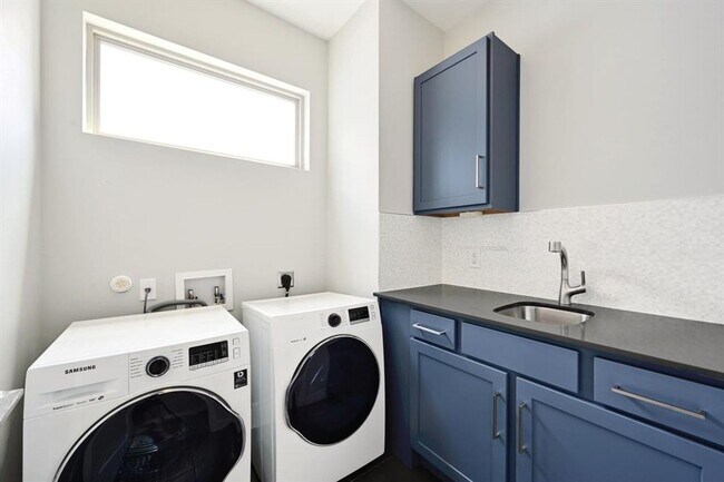 Building Photo - Chic on Chestnut!