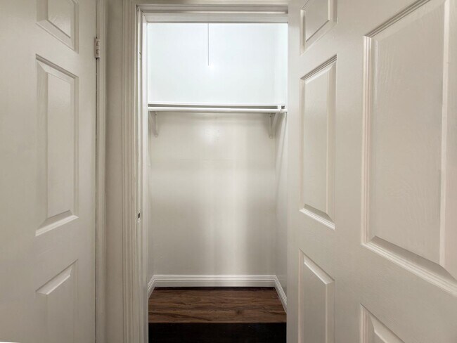 Building Photo - **2255 Linden Ave Long Beach** Downstairs 1 bedroom 1 bath !!2 weeks free OAC!!