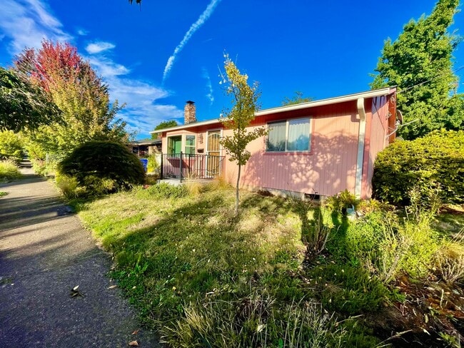 Primary Photo - Beautiful 2bd/1bath South Tabor Home with ...
