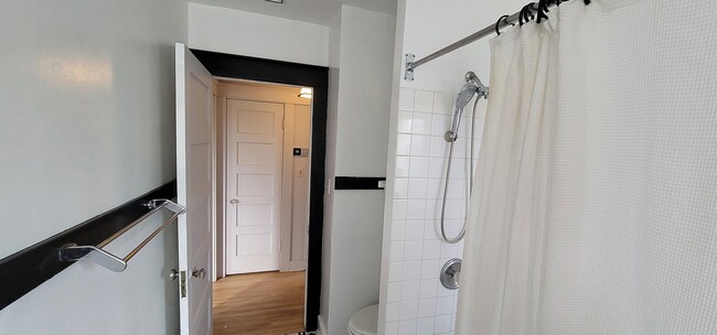 Building Photo - Glendale Awaits You