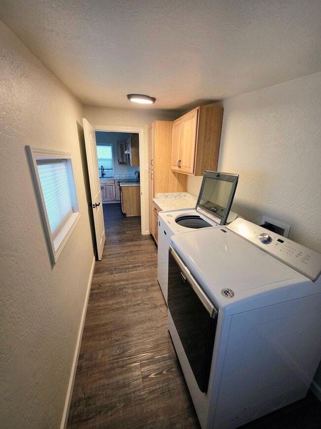 Building Photo - Close to River Access, and Historic Downtown Grants Pass