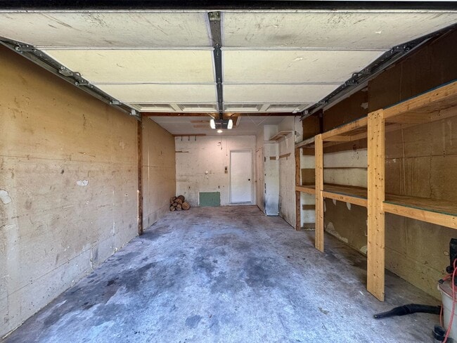 Building Photo - Stunning 4 Bed 2.5 Bath Single-Family Home...