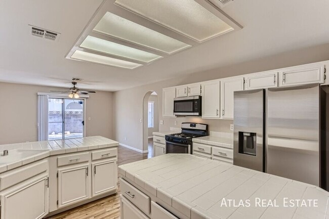 Building Photo - 8112 Dolphin Landing Dr