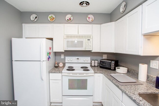 Building Photo - 33 Dogwood Ln