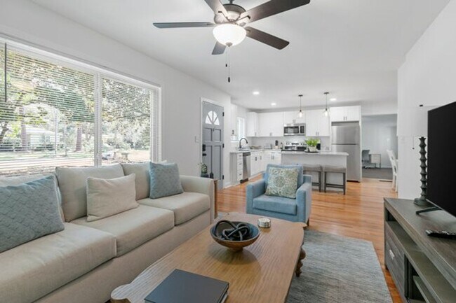 Building Photo - 3 bedroom 2 bath house 1-car garage walk to TMH!! Available in MAY!