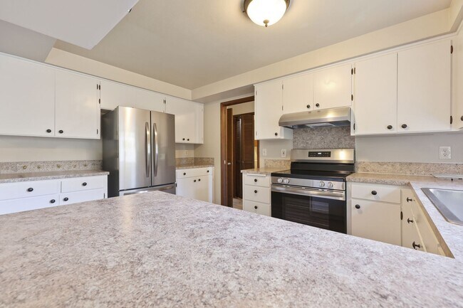 Building Photo - Move in ready NOW! Desirable west side location! 2 bed/ 1.75 bath. Olympia school district.