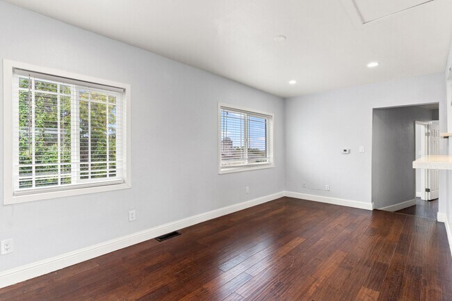 Building Photo - Spacious 4-Bed Oakland Apartment: Modern U...