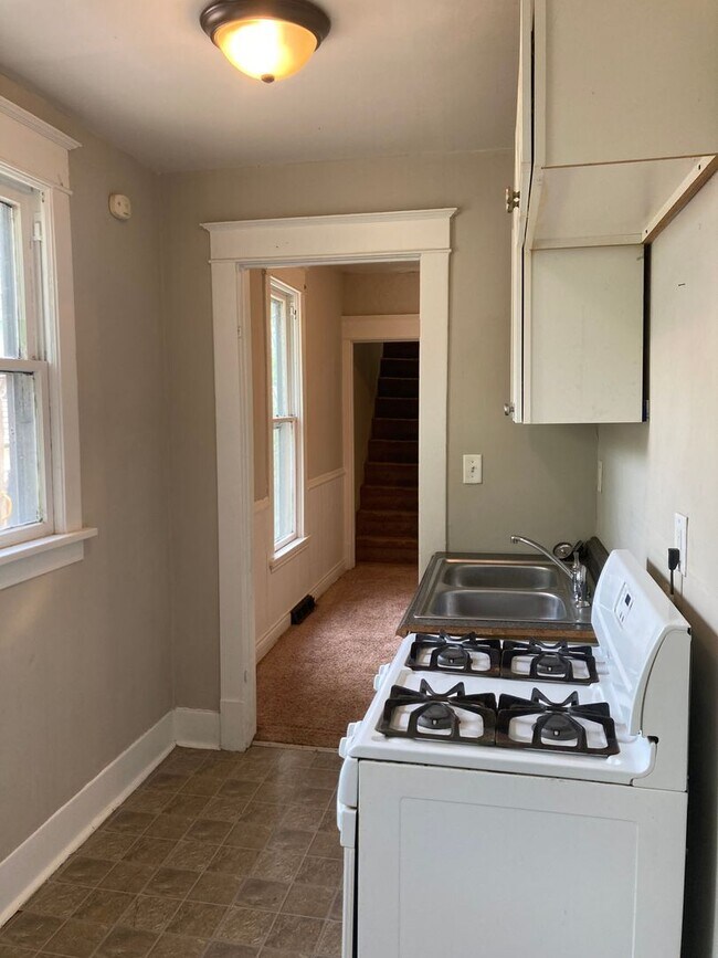 Building Photo - 2 Bedroom House in Rock Island