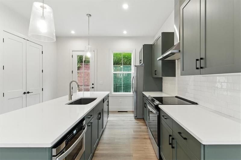 Building Photo - 170 Color Cir