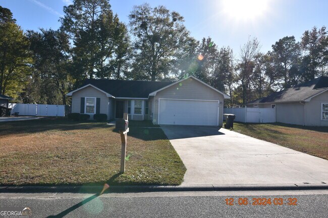 Primary Photo - 213 Lake Forest S Dr