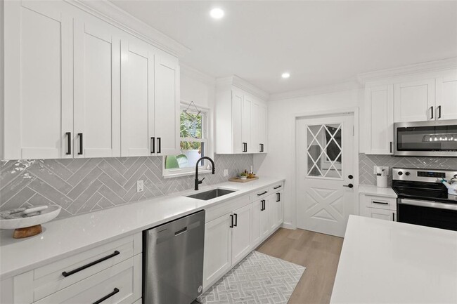 Building Photo - 4709 W Fair Oaks Ave